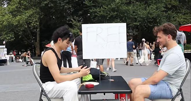 国街头算卦爆红精准度让老外直呼OMG开元ky棋牌神秘的东方力量!网友在美(图2) 国街头算卦爆红精准度让老外直呼OMG开元ky棋牌神秘的东方力量!网友在美(图2)