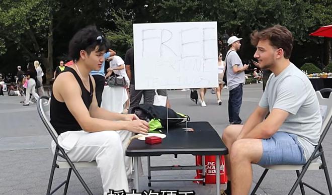 国街头算卦爆红精准度让老外直呼OMG开元ky棋牌神秘的东方力量!网友在美(图8) 国街头算卦爆红精准度让老外直呼OMG开元ky棋牌神秘的东方力量!网友在美(图8)