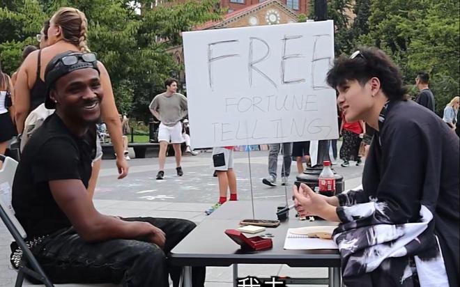 国街头算卦爆红精准度让老外直呼OMG开元ky棋牌神秘的东方力量!网友在美(图4) 国街头算卦爆红精准度让老外直呼OMG开元ky棋牌神秘的东方力量!网友在美(图4)