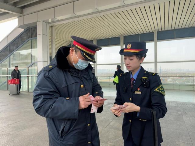 :春运返程高峰中的双重守护开元ky棋牌高铁列车长尹琳(图2) :春运返程高峰中的双重守护开元ky棋牌高铁列车长尹琳(图2)